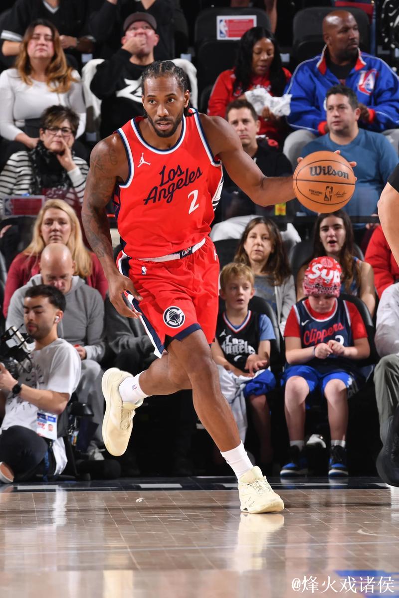 伦纳德半场表现平平:11投5中,三分全失仅得11分 伦纳德半场表现平平:11投5中,三分全失仅得11分